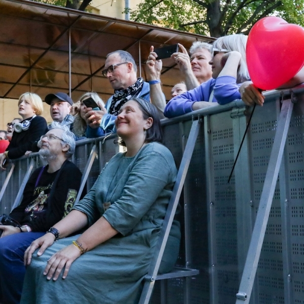 
				«Вышел из метро, и вот он — полномасштабный фестиваль под открытым небом», — интервью с героями опен-эйра «Внутри города»			