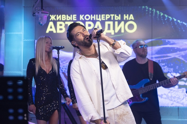 Авраам Руссо спел, как танцор диско