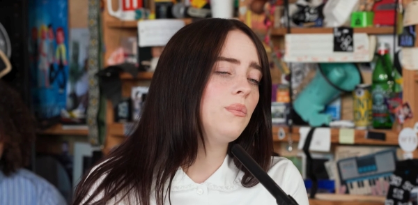 Билли Айлиш спела с братом в культовом шоу «Tiny Desk»