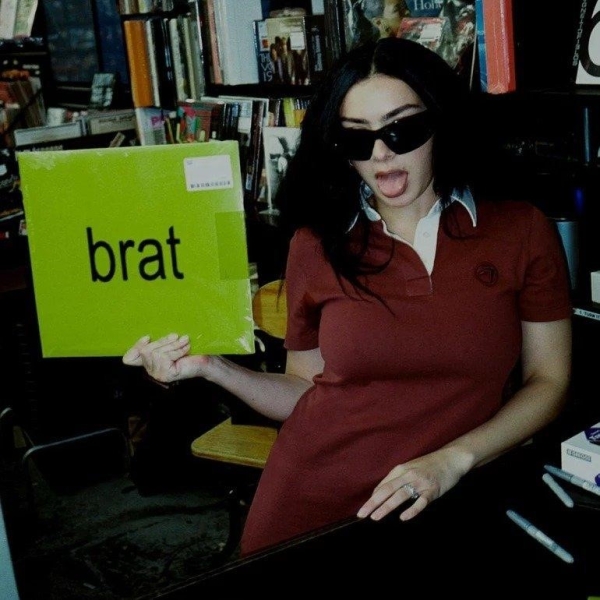 
				«And it's stuck in your mind» — почему альбом BRAT от Charli XCX взорвал все чарты			