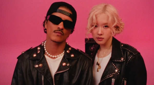 Розэ из Blackpink и Бруно Марс дали рок-н-ролла в «Apt»