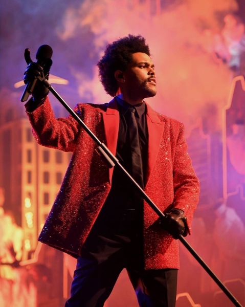 The Weeknd летит и поет «Dancing in the Flames»