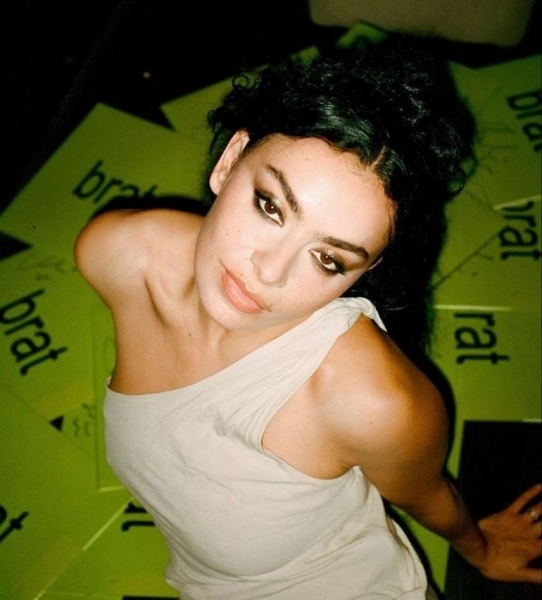 
				«And it's stuck in your mind» — почему альбом BRAT от Charli XCX взорвал все чарты			
