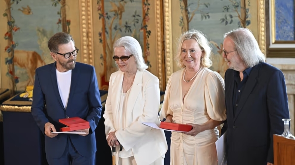 Участники ABBA собрались вместе для получения рыцарского ордена Швеции