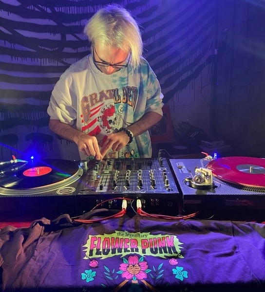 
				«The Legendary Flower Punk — сообщество, коммуна и союз спасения психоделический музыки России», — интервью с Камилем Шараподиновым			