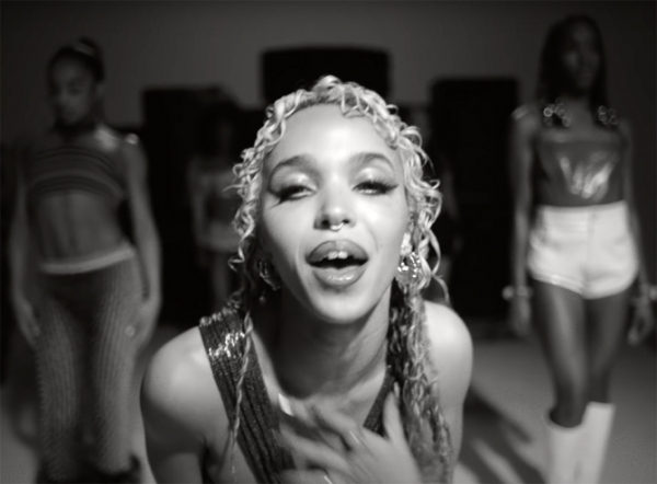 Назад в 1980-е: FKA Twigs танцует в ярких нарядах в клипе на песню Jealousy Назад в 1980-е: FKA Twigs танцует в ярких нарядах в клипе на песню Jealousy