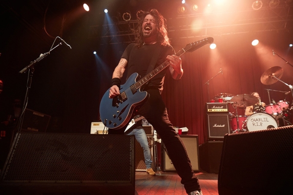 «Я хочу слышать аудиторию»: Дэйв Грол страдает от нарушения слуха
«Я хочу слышать аудиторию»: Дэйв Грол страдает от нарушения слуха