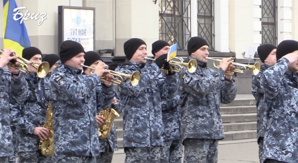 Посеред війни: В Одесі, поблизу вокзалу, виступив оркестр ВМС Посеред війни: В Одесі, поблизу вокзалу, виступив оркестр ВМС